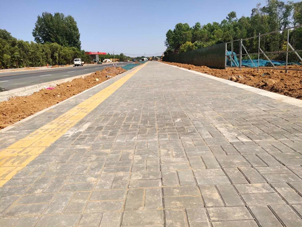 洛陽高新區夏口路透水磚工程施工效果圖 洛陽高新區夏口路透水磚工程施工效果圖