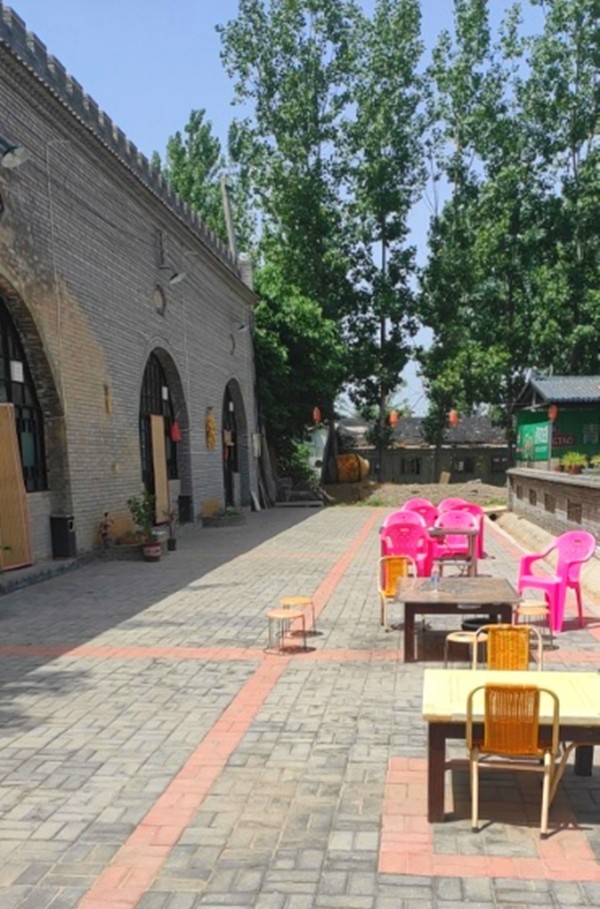 宜陽(yáng)縣錦屏鎮(zhèn)山底村的透水磚施工效果展示 宜陽(yáng)縣錦屏鎮(zhèn)山底村的透水磚施工效果展示