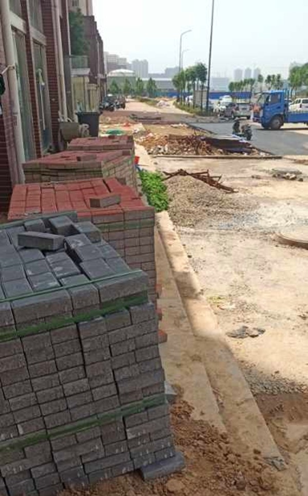 洛陽老城區中鑫家苑透水磚施工工程(正在施工中) 洛陽老城區中鑫家苑透水磚施工工程(正在施工中)